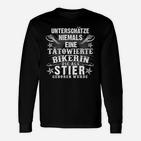 Tätowierte Bikerin Stier Geburt Langarmshirts, Schwarzes Frau Tee