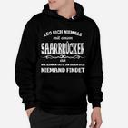 Schwarzes Hoodie Leg dich niemals mit einem Saarbrücker an, Spruch Hoodie