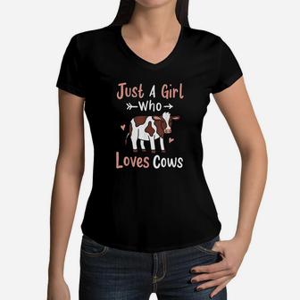 Cow Just A Girl Who Loves Cows Gift For Cow Lovers Women V-Neck T-Shirt | Crazezy DE