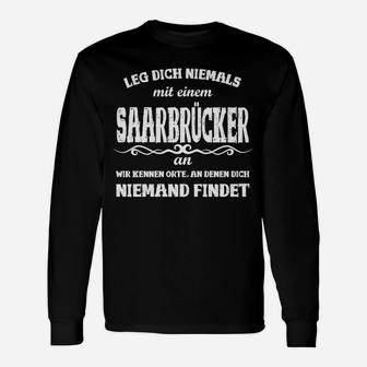 Schwarzes Langarmshirts Leg dich niemals mit einem Saarbrücker an, Spruch Langarmshirts - Seseable