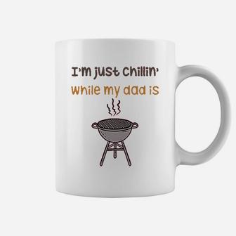 Im Just Chillin While My Dad Grilling Bbq Grill Master Coffee Mug | Crazezy DE