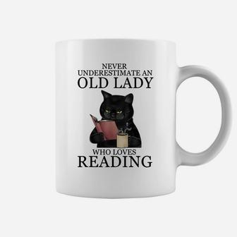 Never Underestimate An Old Lady Who Loves Reading Cat Sweatshirt Coffee Mug | Crazezy DE