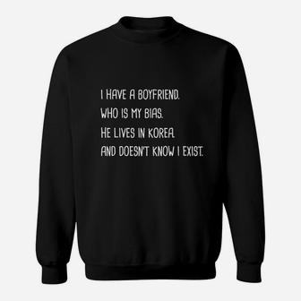 I Have A Boyfriend Who Us My Bias Sweatshirt | Crazezy DE