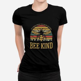 In A World Where You Can Be Anything Bee Kind Vintage Women T-shirt | Crazezy DE
