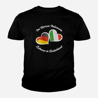 Italiener im Herzen Kinder Tshirt, Schwarz mit Italien-Farben Herzen - Seseable