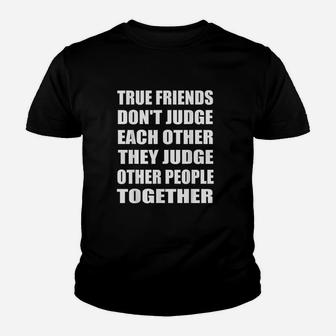 True Friends Dont Judge Each Other People Youth T-shirt | Crazezy DE