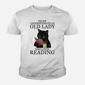 Never Underestimate An Old Lady Who Loves Reading Cat Sweatshirt Youth T-shirt | Crazezy AU