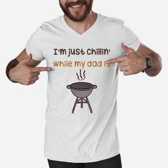 Im Just Chillin While My Dad Grilling Bbq Grill Master Men V-Neck Tshirt | Crazezy DE