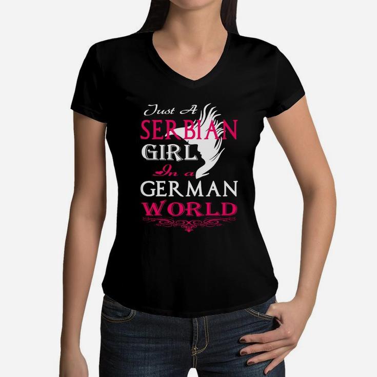 Nur Ein Serbisches Mädchen In Einer Deutschen Welt- Frauen T-Shirt mit V-Ausschnitt