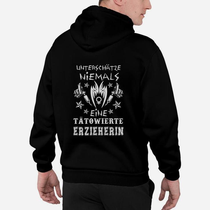 Schwarzes Hoodie: Tätowierte Erzieherin Motiv, Spezialdesign für Pädagoginnen