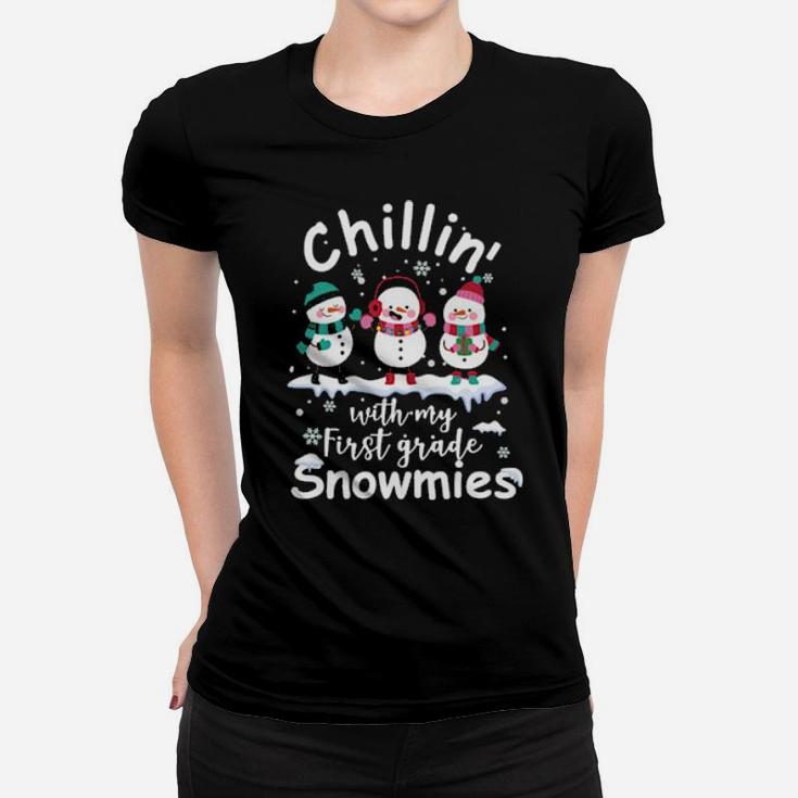 Chillin' With My First Grade Snowmies Teacher Xmas Women T-shirt