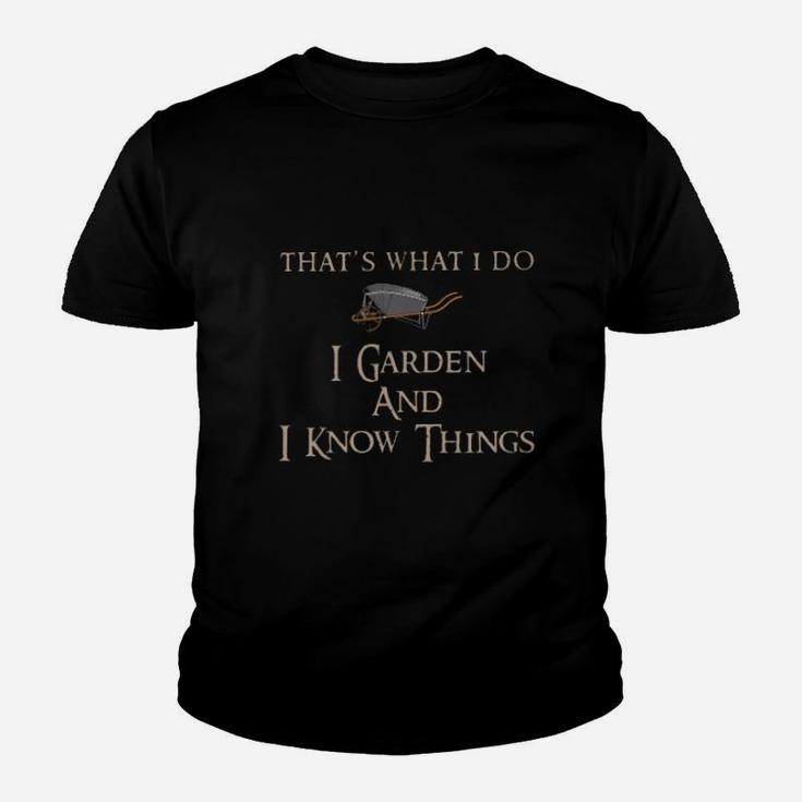I Garden And I Know Things Youth T-shirt