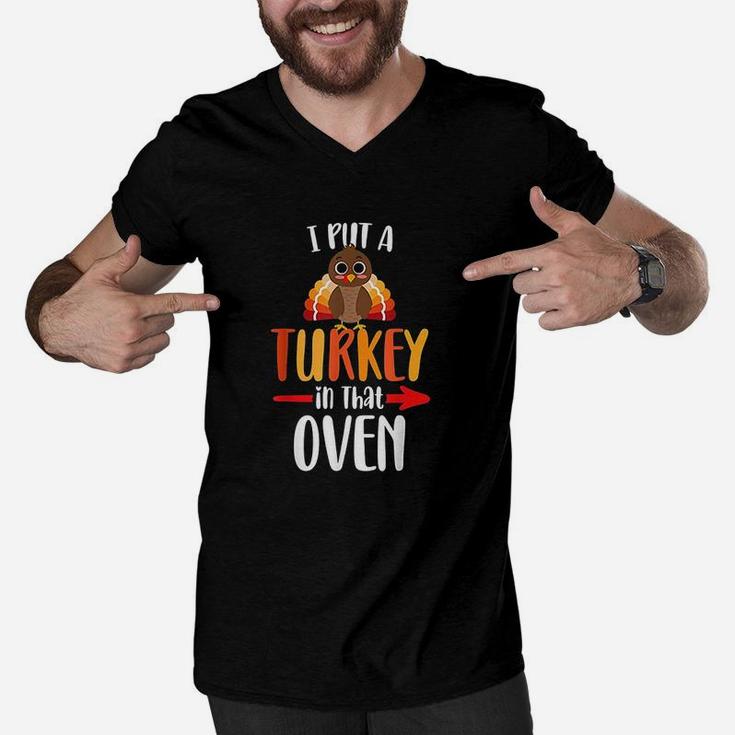 Funny Turkey Dad Thanksgiving Announcement Men V-Neck Tshirt