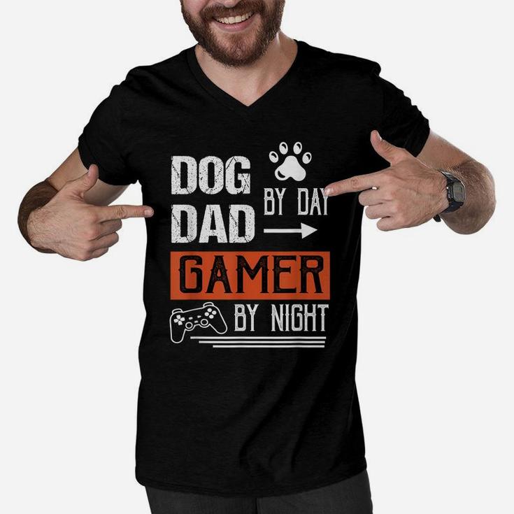 Men's Dog Dad By Day Gamer By Night - Fathers Day Gamer Dad Men V-Neck Tshirt