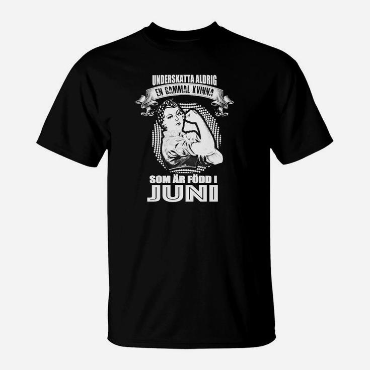 De Gammal Kvinna Som Ar Fodd I Juni T-Shirt